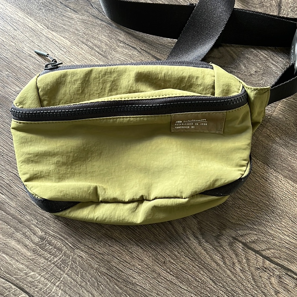 Never used belt bag in excellent shape